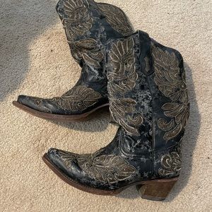 Like new Corral bedazzled boots,still have lots of wear!
